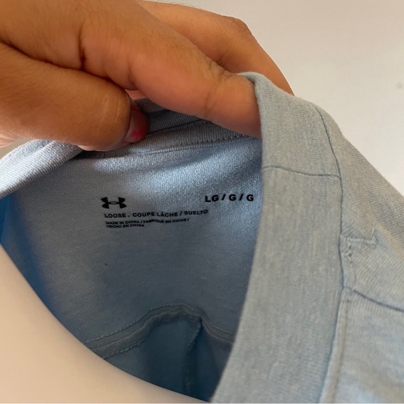 Like New Under Armour active wear top size Large 
Like new condition 
Logo - Picture 7 of 7